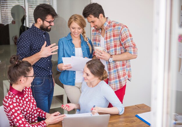 Colegas de trabalho trabalhando no escritório em um ambiente descontraído