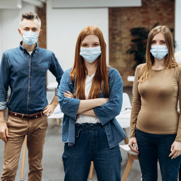 Colegas de trabalho usando máscaras no trabalho