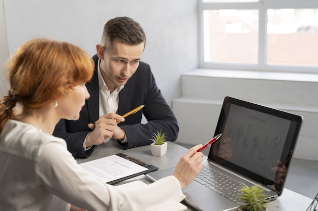 Foto grátis colegas de trabalho