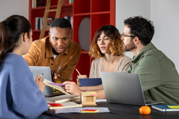 Colegas discutindo informações durante a sessão de estudo