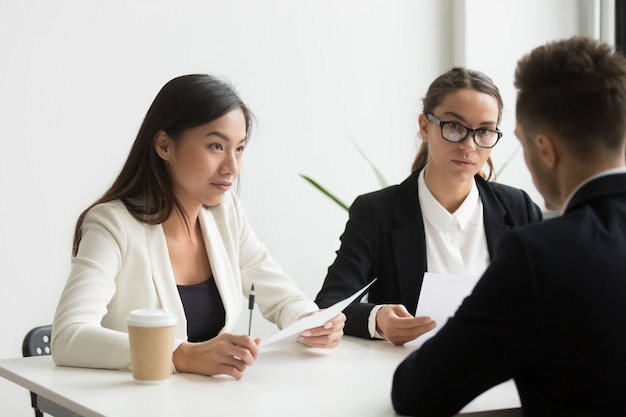 Colegas, discutindo o plano de negócios no escritório