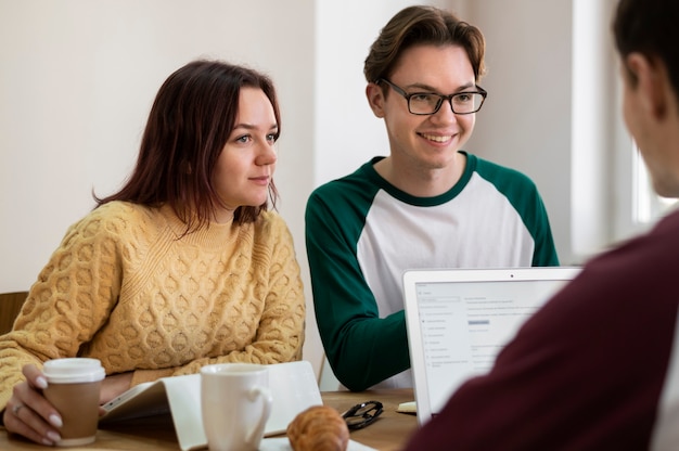 Colegas estudando juntos durante o estudo em grupo