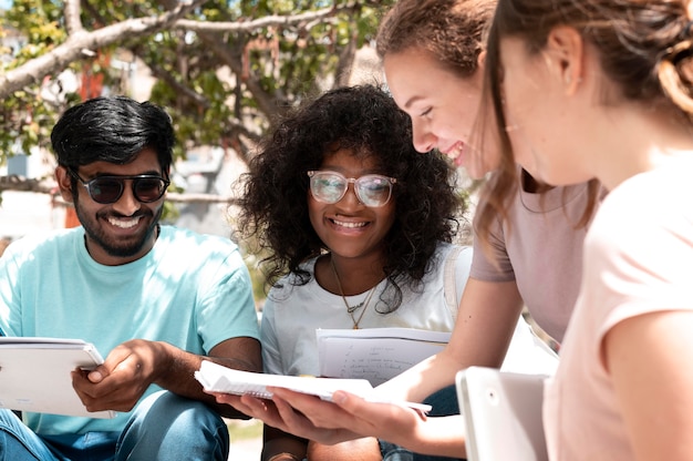 Foto grátis colegas estudando juntos para um exame da faculdade