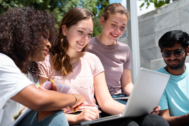 Colegas estudando juntos para um exame