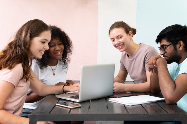 Colegas estudando juntos para um exame