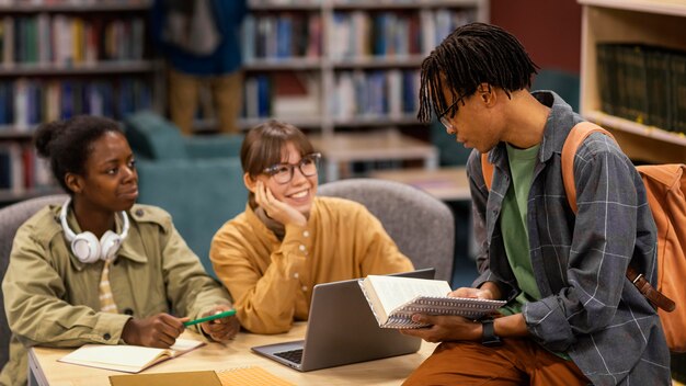 Colegas estudando na biblioteca da universidade