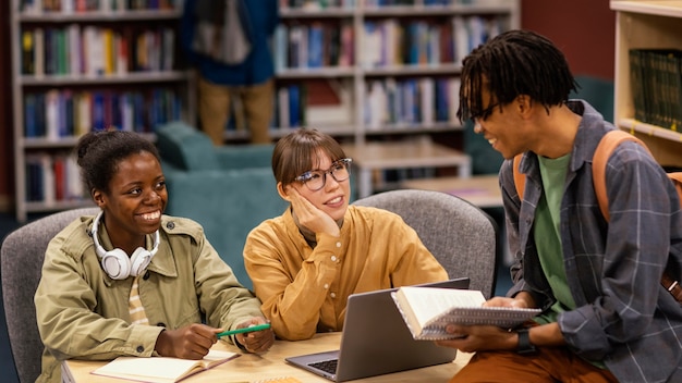 Colegas estudando na biblioteca da universidade