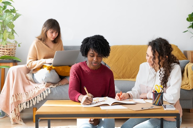 Colegas fazendo trabalho em equipe para um projeto