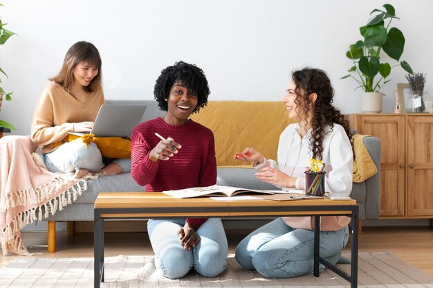 Colegas fazendo trabalho em equipe para um projeto