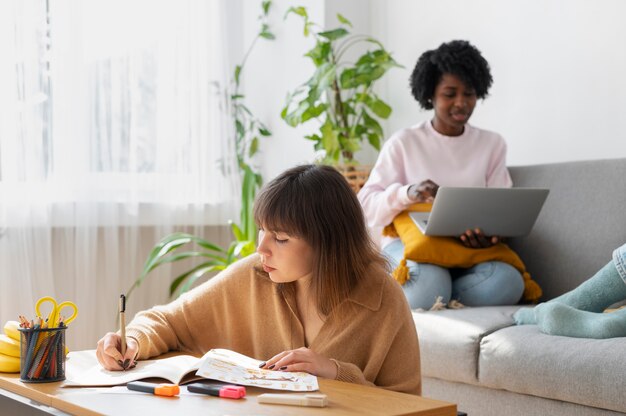 Colegas fazendo trabalho em equipe para um projeto