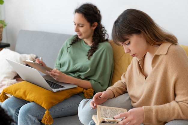 Colegas fazendo trabalho em equipe para um projeto