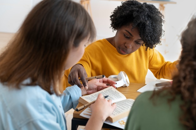 Colegas fazendo trabalho em equipe para um projeto