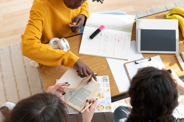 Foto grátis colegas fazendo trabalho em equipe para um projeto