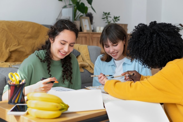 Colegas fazendo trabalho em equipe para um projeto