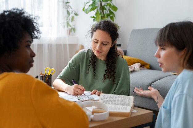 Colegas fazendo trabalho em equipe para um projeto