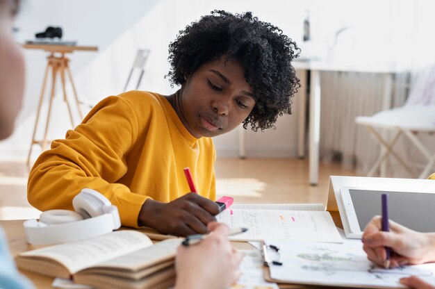 Colegas fazendo trabalho em equipe para um projeto