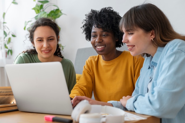 Colegas fazendo trabalho em equipe para um projeto