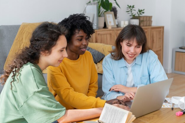 Colegas fazendo trabalho em equipe para um projeto