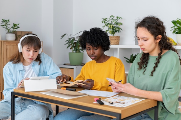 Colegas fazendo trabalho em equipe para um projeto