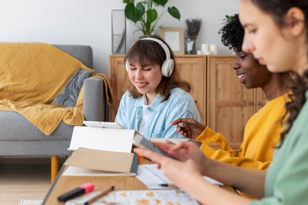 Colegas fazendo trabalho em equipe para um projeto