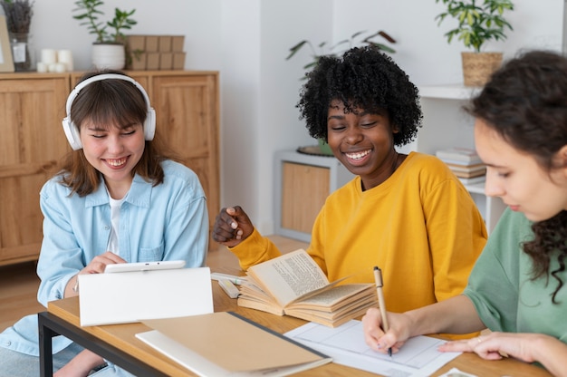 Colegas fazendo trabalho em equipe para um projeto