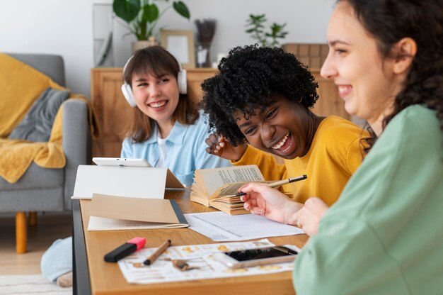 Colegas fazendo trabalho em equipe para um projeto