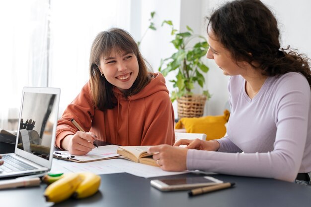 Colegas fazendo trabalho em equipe para um projeto