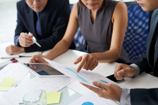 Colegas fazendo trabalho em equipe, sentado à mesa do escritório