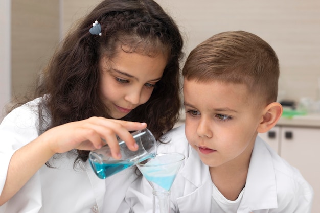 Colegas fazendo um experimento químico na escola