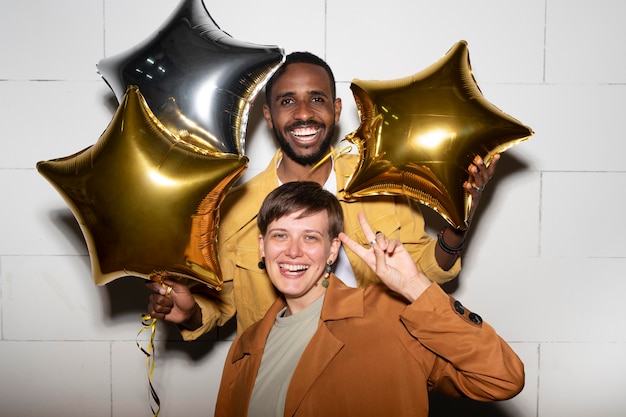 Foto grátis colegas felizes de tiro médio com balões