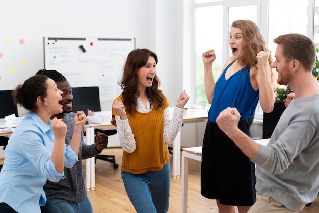 Colegas felizes, tiro médio