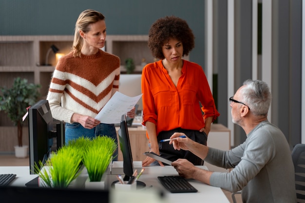 Colegas no escritório durante um dia de trabalho