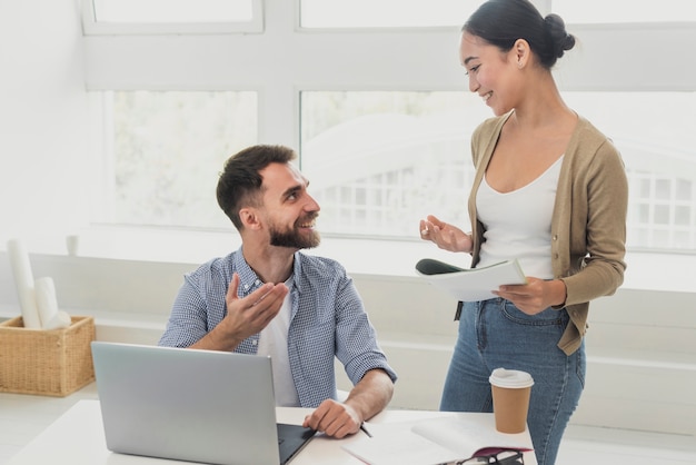 Colegas no escritório na pausa para o café