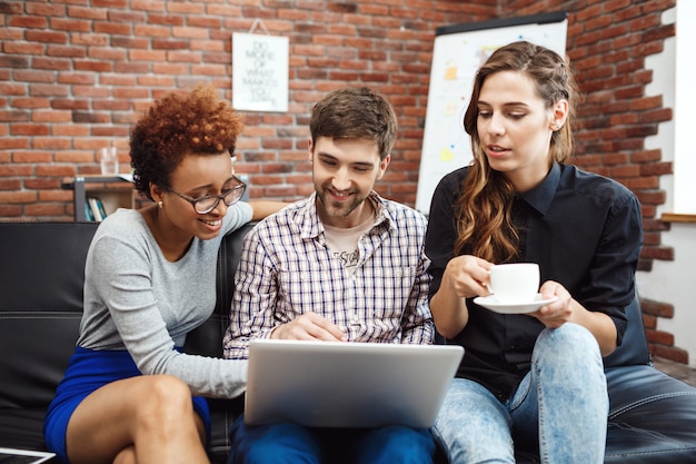 Colegas, regozijando-se com seu trabalho na reunião de negócios.