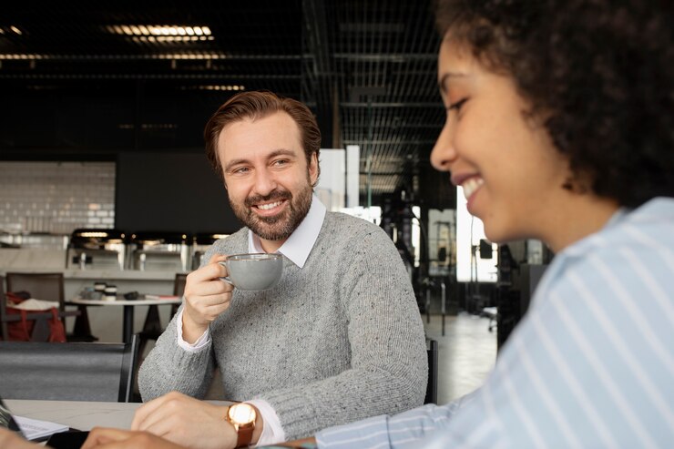 Foto grátis colegas sorridentes no trabalho durante o intervalo