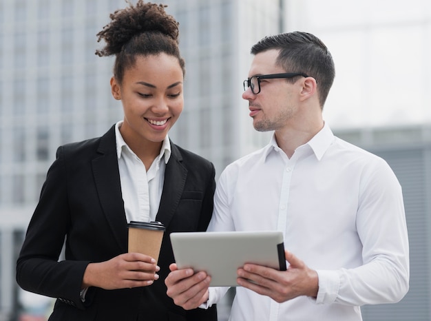 Colegas, tendo o trabalho em equipe tiro médio