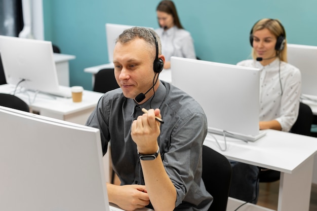 Foto grátis colegas trabalhando juntos em um escritório de call center