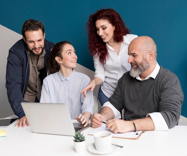 Foto grátis colegas trabalhando juntos no escritório