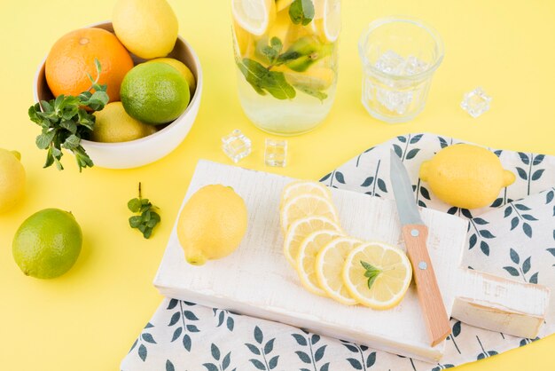 Coleta de frutas frescas na mesa
