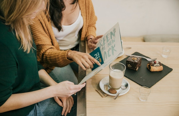 Colheita de mulheres lendo o menu