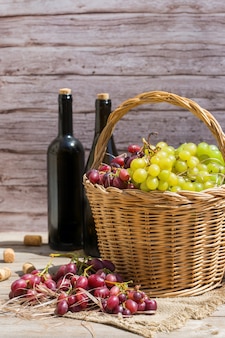 Colheita de uvas para vinho orgânicas frescas na cesta de outono