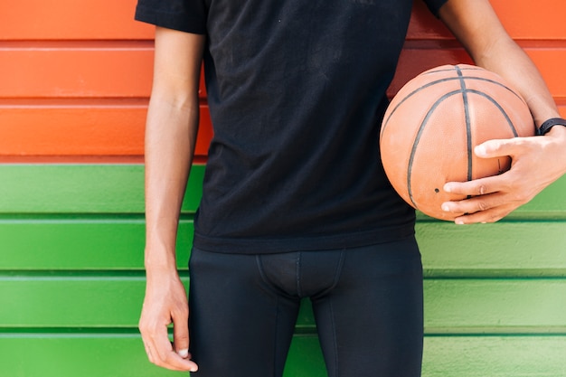 Colheita étnica masculina com basquete