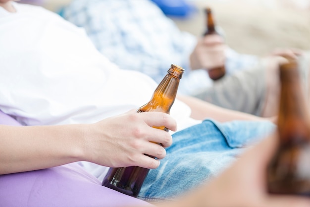 Colheita homem com cerveja descansando entre amigos