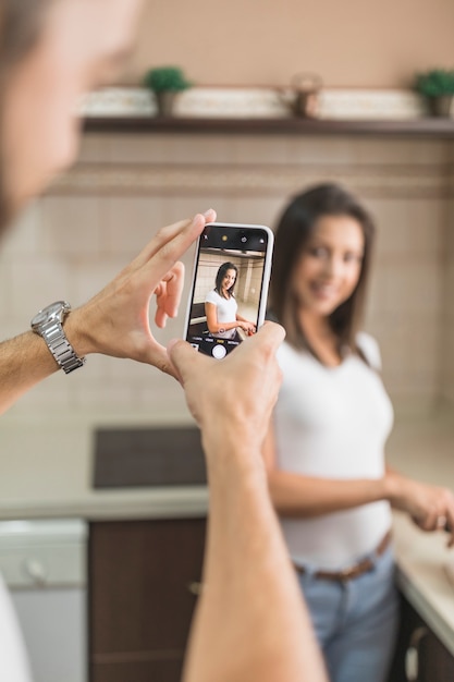 Foto grátis colheita, homem, levando, foto, de, mulher, em, cozinha