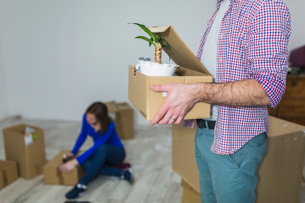 Foto grátis colheita, homem, segurando, planta, em, caixa