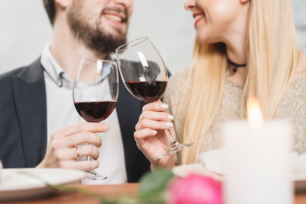 Colheita rindo casal tomando vinho