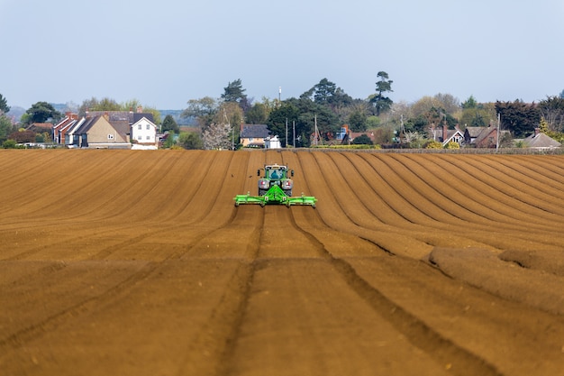 Colheitadeira agrícola em um grande campo agrícola durante a pandemia de COVID-19