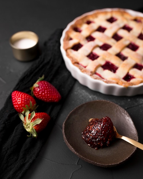 Foto grátis colher cheia de geléia de morango e torta vista alta