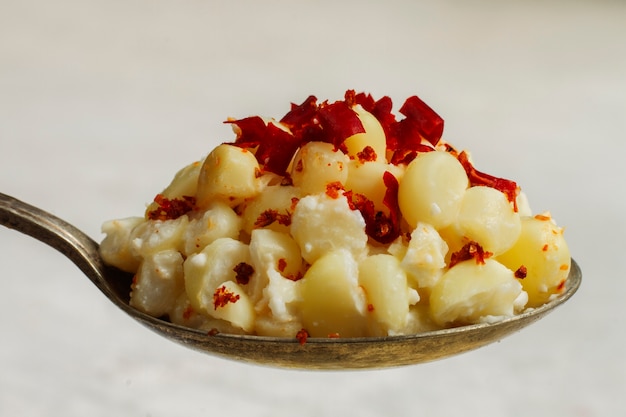 Foto grátis colher com deliciosos esquites