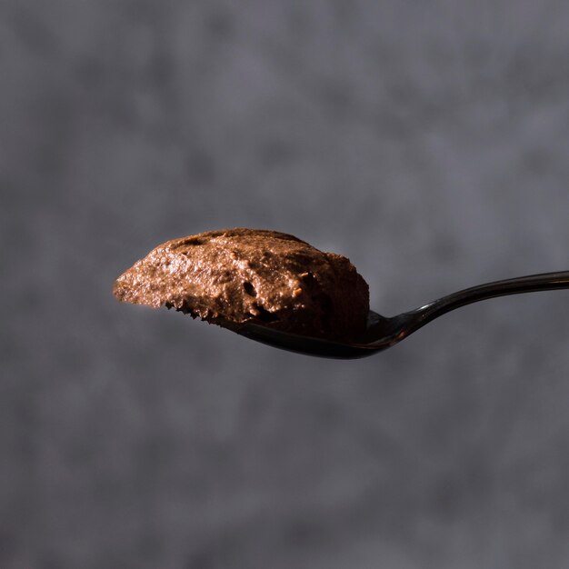 Colher de close-up com mousse de chocolate saboroso